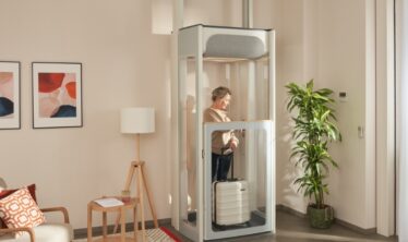 Žena středního věku v domácím výtahu Stannah Uplifts S2.