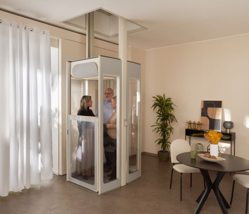 Tři lidé v moderním domácím výtahu Uplifts S3.