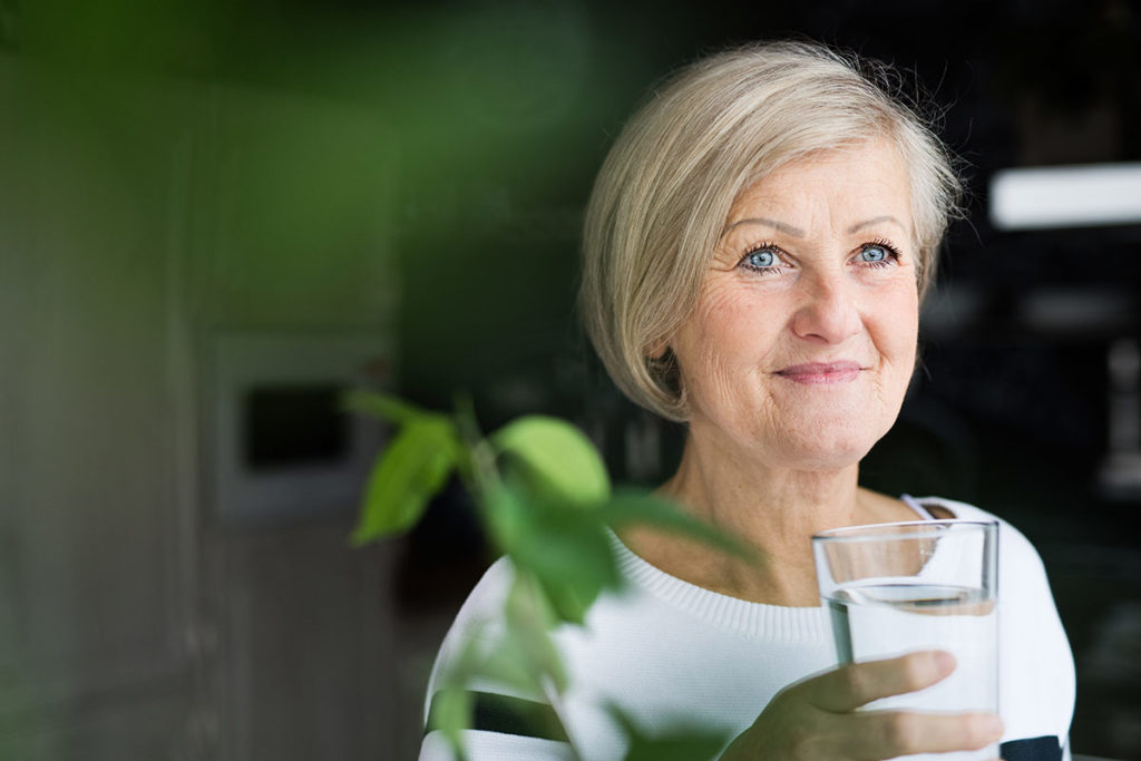 Světový den zdraví: vliv Parkinsonovy choroby na obyčejné pití vody ze sklenice.